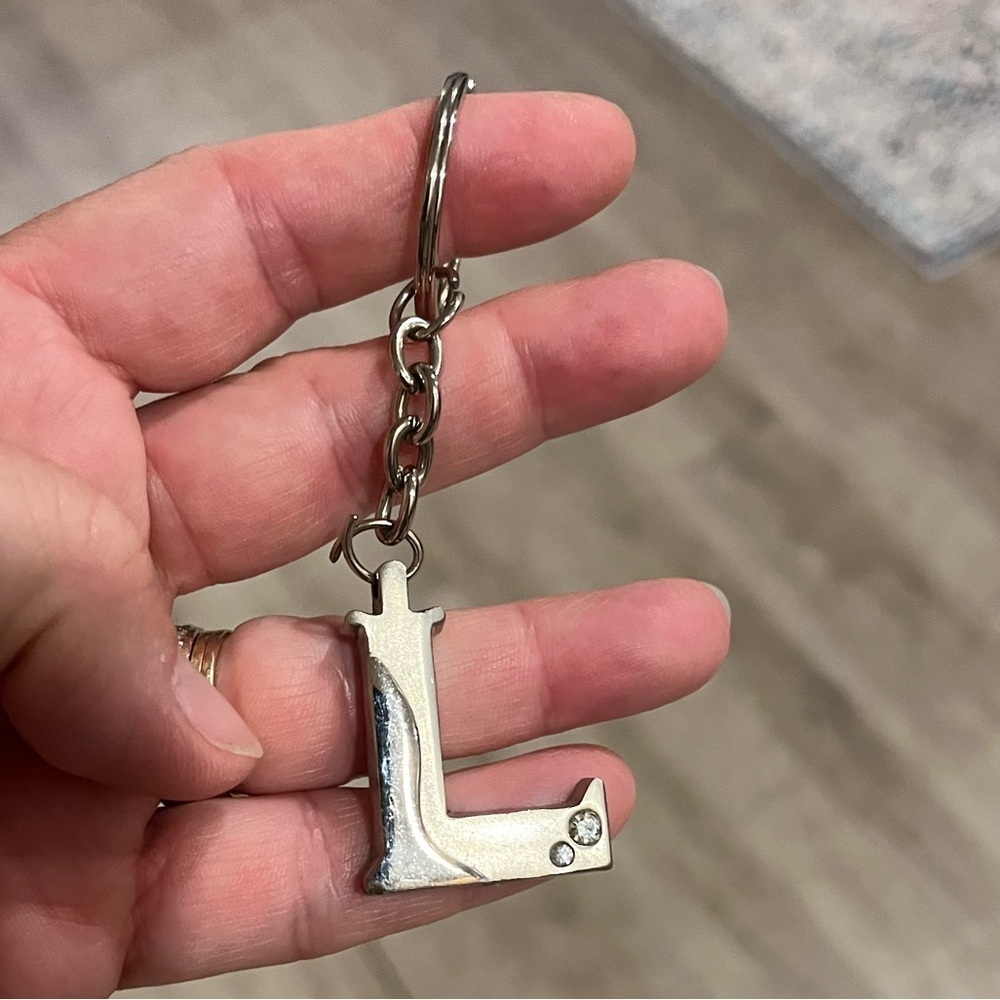 Silver Initial 'L' Keychain - Picture 5 of 11